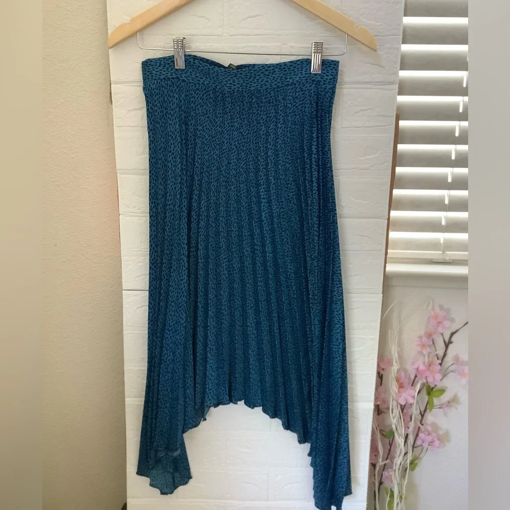NWT Banana Republic Accordion Pleat Sharkbite Midi Skirt - Teal Dot - 2